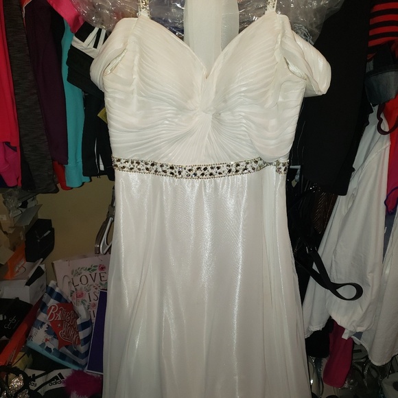 Formal dresses - Picture 1 of 2